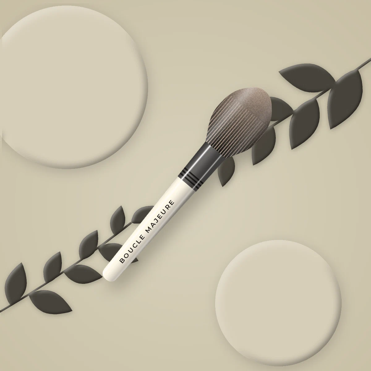 Brosse Spirale en bois de tilleul – Boucle Majeure, photo d'ambiance