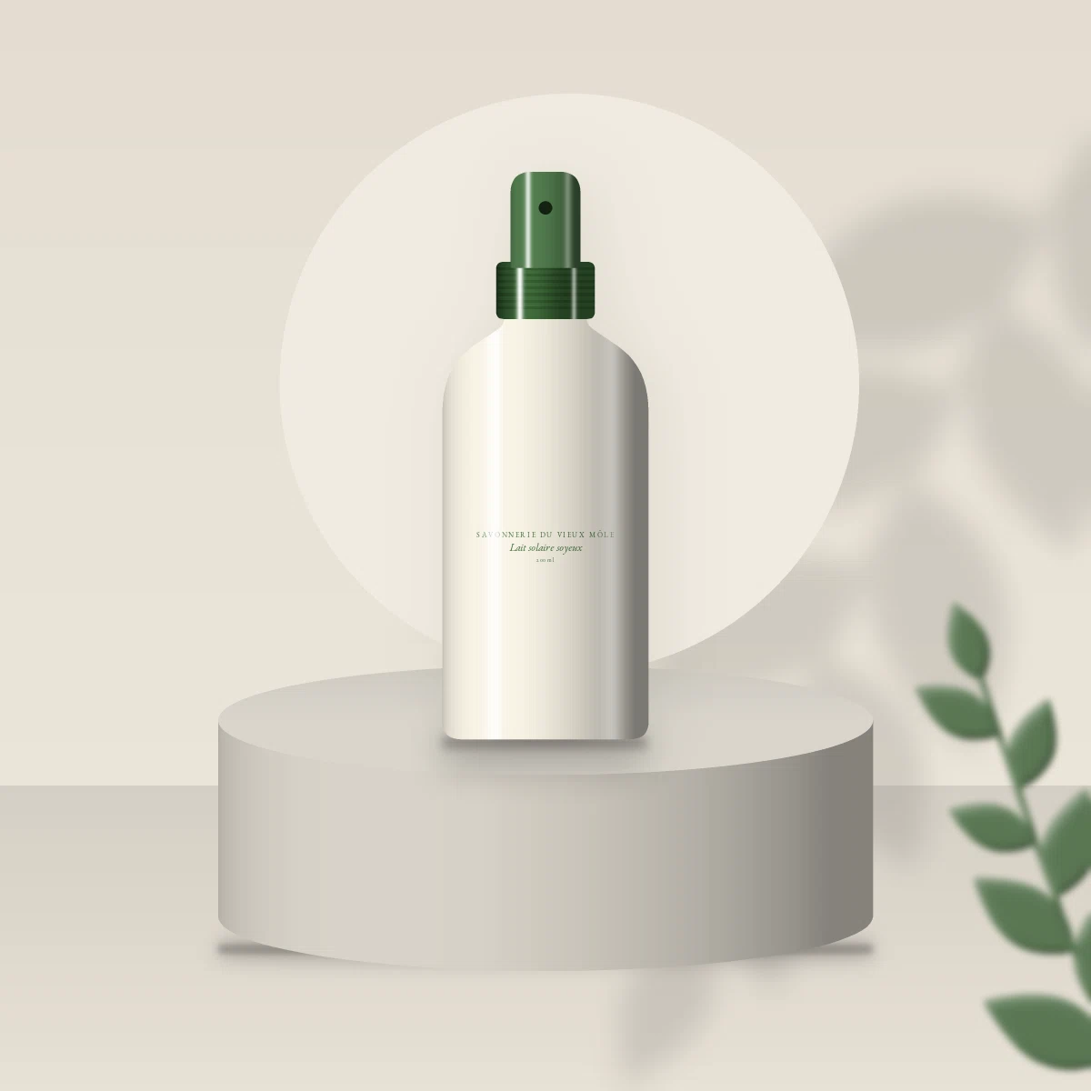 Lait solaire soyeux à l'acide hyaluronique SPF 50+ – Savonnerie du Vieux Môle, photo d'ambiance