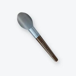 Brosse polyvalente Cabane en bois de santal – Mélèze & Givre, vue de face